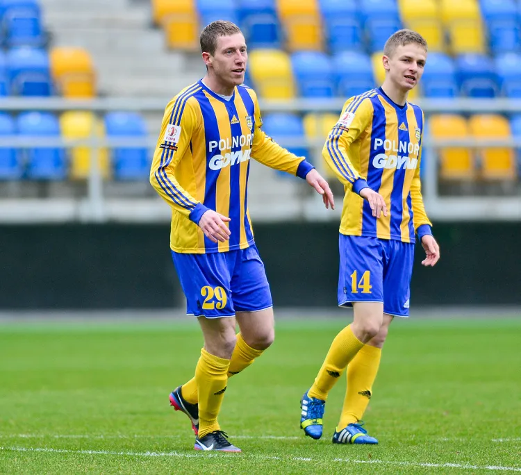 Bartosz Ślusarski (z lewej) i Mateusz Szwoch (z prawej) z Arką nie wywalczyli awansu, ale sami obecnie grają w ekstraklasie, podobnie jak 17 innych byłych piłkarzy żółto-niebieskich. 
