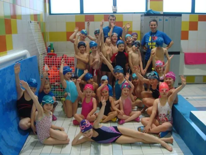 W trosce o komfort nauki i postęp umiejętności pływackich na pierwszych zajęciach dzieci zostaną przydzielone do grup według swoich umiejętności pływackich. 