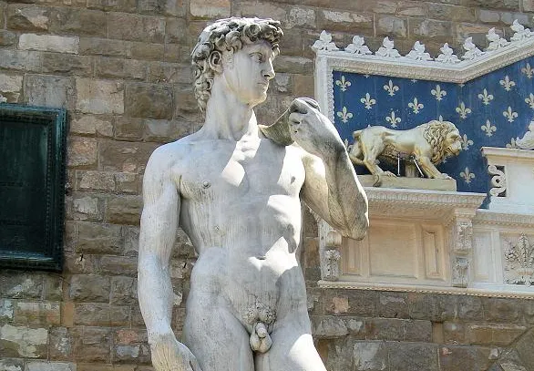 Wielkość penisa jest nieistotna z punktu widzenia ewolucji. W seksie zaś dużo ważniejsza jest pewność siebie i poczucie wartości. Na zdjęciu kopia "Dawida" Michała Anioła z Florencji.