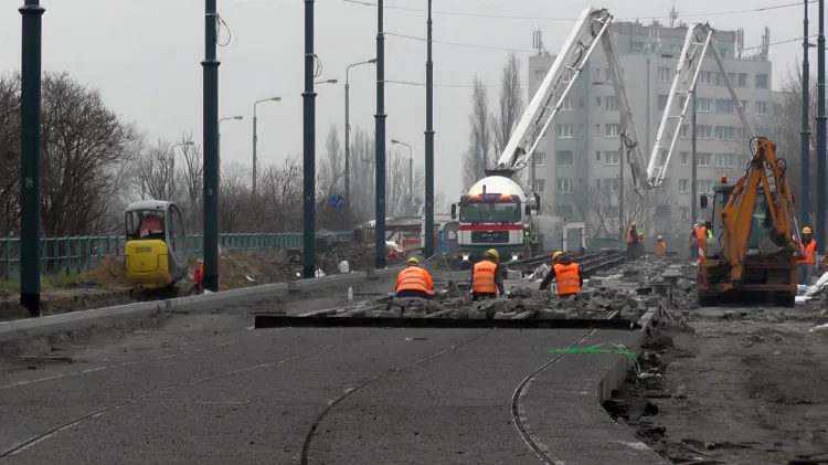 Kończy się modernizacja torowiska między śródmieściem a Przeróbką. Kierowcy drogami wzdłuż linii pojadą tam jednak później - na przełomie marca i kwietnia 2015 r.