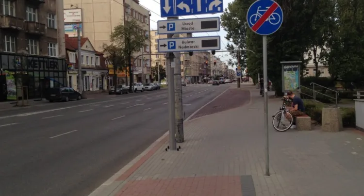 Droga rowerowa urywa się na al. Piłsudskiego. By dostać się do bulwaru trzeba w części jechać chodnikiem.