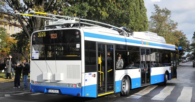 Widok trolejbusu jadącego bez potrzeby korzystania z napowietrznej sieci, być może stanie się wkrótce czymś normalnym. Dotychczas jazdę na akumulatorach wykorzystywano tylko okazjonalnie np. podczas objazdów lub festynów komunikacyjnych.