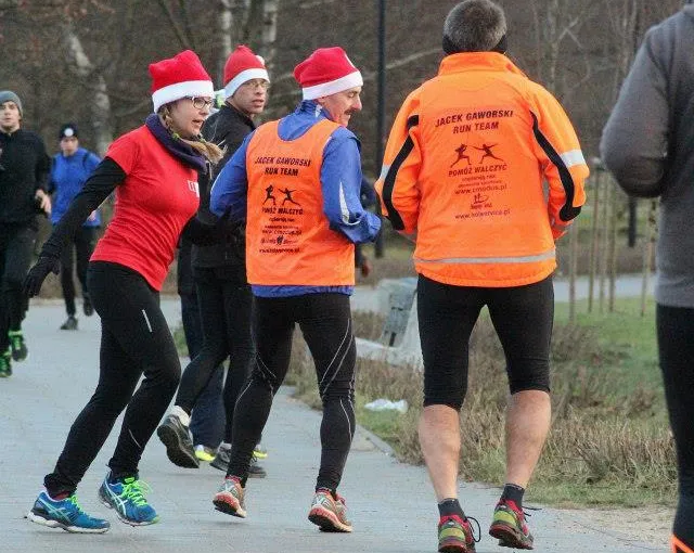 Zgodnie z przedświąteczną tradycją, w parkrun Gdańsk niektórzy z biegaczy pokonali 5-kilometrową trasę tyłem.