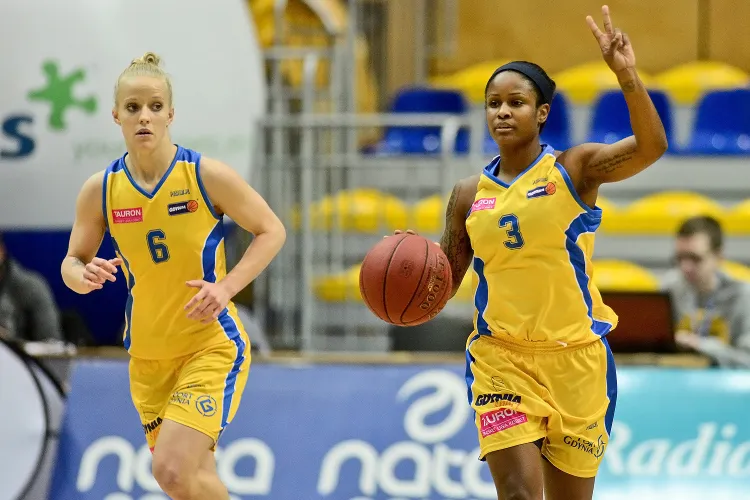 Angelika Stankiewicz (nr 6) i Tiffany Brown (nr 3) zdobyły ponad połowę punktów dla Basketu Gdynia w meczu z mistrzyniami Polski. 