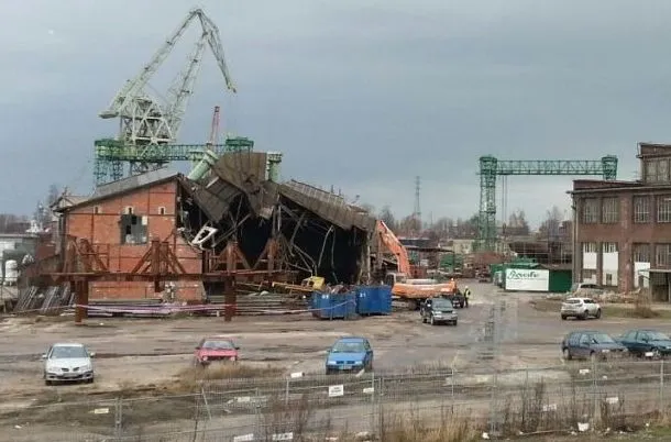 13 grudnia wyburzono na terenie stoczni m.in. halę rurowni. 