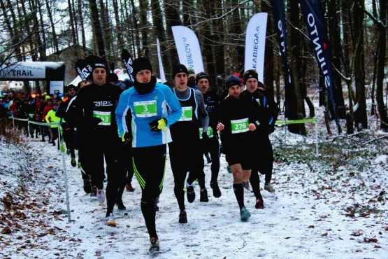 Zimowa sceneria nie odstrasza amatorów biegania.