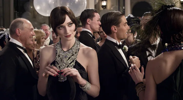 Przyjęcia sylwestrowe inspirowane prozą Fitzgeralda wciąż cieszą się niebywałą popularnością (kadr z filmu Wielki Gatsby, 2013).