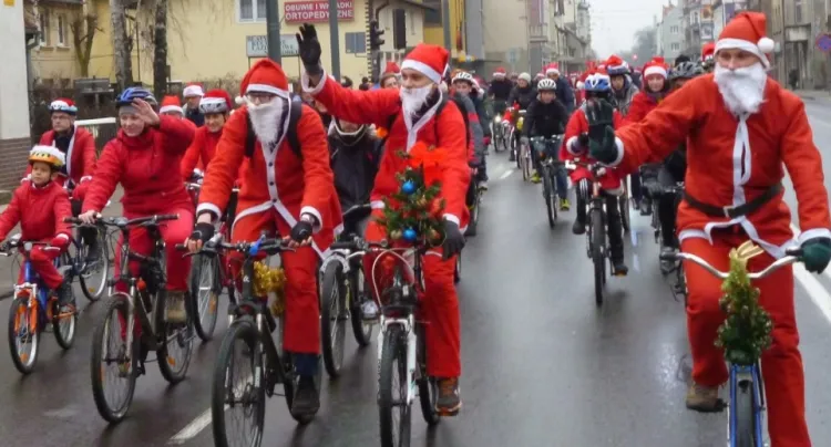 Przejazd rowerzystów ubranych w stroje św. Mikołaja zawsze jest widowiskowy.