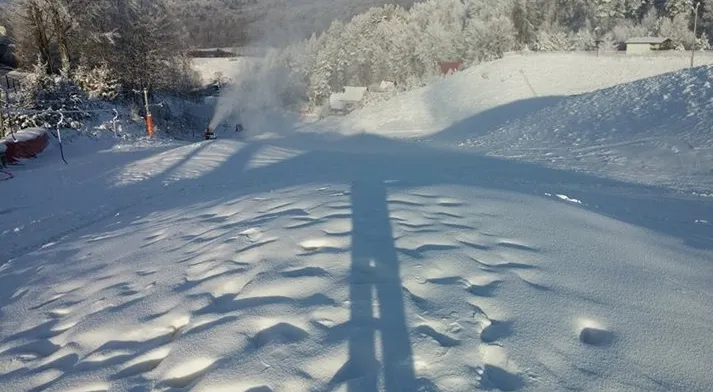Tak wyglądał w niedzielę stok Szymbark Kotlinka. Dla narciarzy będzie otwarty od poniedziałku, od godz. 11.
