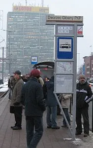 Na nowopostawionych słupkach znalazły się rozkład jazdy, schemat linii tramwajowych oraz znak zakazu palenia.