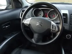 Deska rozdzielcza - praktycznie pełna unifikacja. Taką samą znajdziemy w Mitsubishi Outlanderze i Peugeocie 4007 