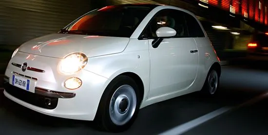 Nowoczesność, fajny design plus odrobinka nostalgii. Fiat 500 z sukcesem wkracza na rynki Europy
