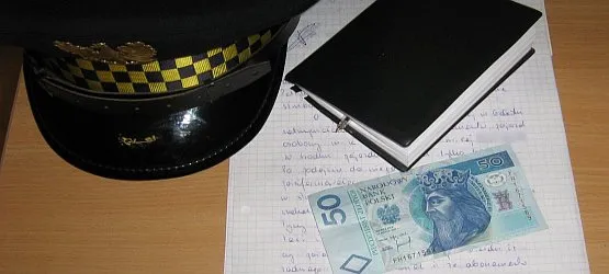 Kierowca, któremu groził 100-złotowy mandat, włożył 50 zł do notatnika strażnika miejskiego. Został zatrzymany za próbę przekupienia funkcjonariusza publicznego.