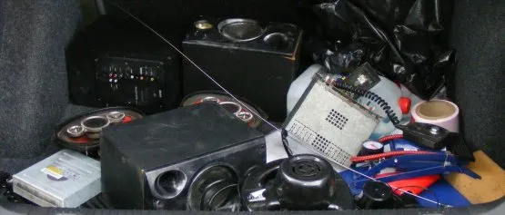 W samochodzi młodych gdynian znaleziono panele radioodbiorników samochodowych, głośniki komputerowe, radiotelefon. 