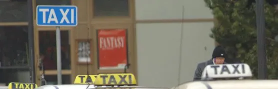 Część taksówkarzy domaga się unieważnienia uchwały nakazującej im umieszczenie informacji o cenach w języku angielskim.
