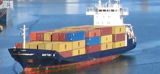 Betsy S wygląda na sporą jednostkę. Żeby jednak przekonać się o rzeczywistych rozmiarach statków zawijających do gdyńskiego portu, wystarczy  kliknąć na powyższe zdjęcie .