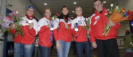 Mistrzynie świata florecistek. Stoją od lewej: Katarzyna Kryczało, Małgorzata Wojtkowiak, Magdalena Mroczkiewicz, Sylwia Gruchała i trener Tadeusz Pagiński. 