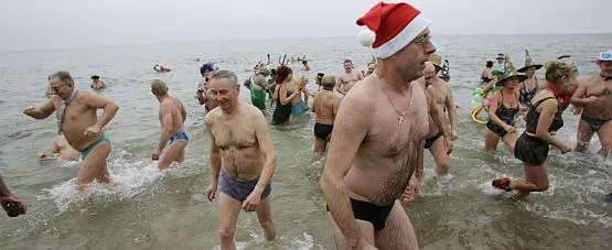 Jak co roku gdańskie morsy powitały nowy rok kąpielą w morzu. 