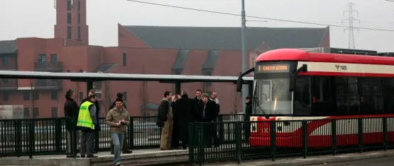 Historyczny moment: na pętlę na Chełmie po raz pierwszy wjeżdża tramwaj marki Bombardier. Pojazd prowadzi motorniczy Piotr Labudda.