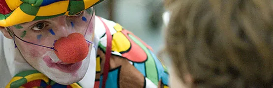 Wesoły i kolorowy "Doktor Clown" przychodzi do chorych dzieci raz w tygodniu, by zaczarować ich chorobę magicznymi sztuczkami.