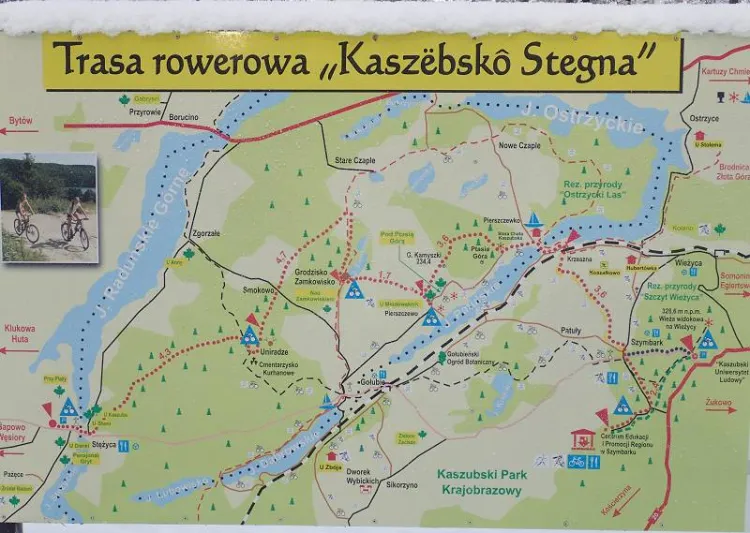 Tablica z mapą szlaku rowerowego Kaszëbskô Stegna oraz ciekawostkami po drodze