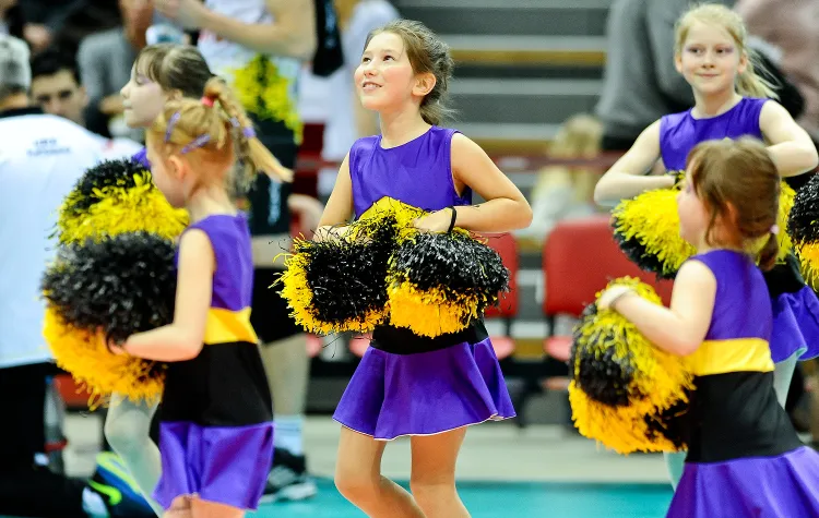 Młode cheerleaderki prezentują podczas meczów siatkarzy proste układy taneczne.