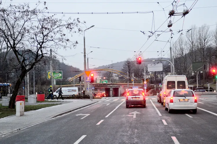Widok na węzeł drogowy z ul. Śląską, za którym będą widoczne proponowane w planie wieżowce.