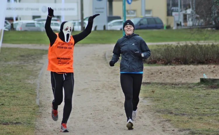 Biegaczom w parkrun nigdy nie brakuje pomysłów by uatrakcyjnić zawody. W Gdańsku część uczestników zdecydowała się założyć maski i karnawałowe stroje.