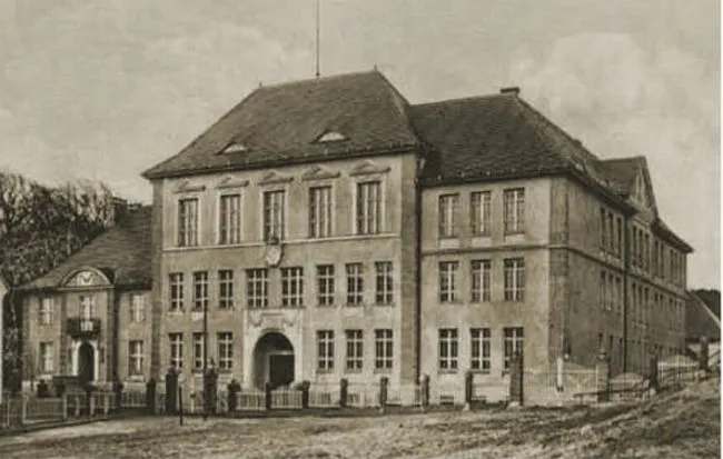 III Liceum Ogólnokształcące w Gdańsku funkcjonuje od 1945 r., jednak wcześniej, od 1912 r. w budynku szkoły działało niemieckie gimnazjum.