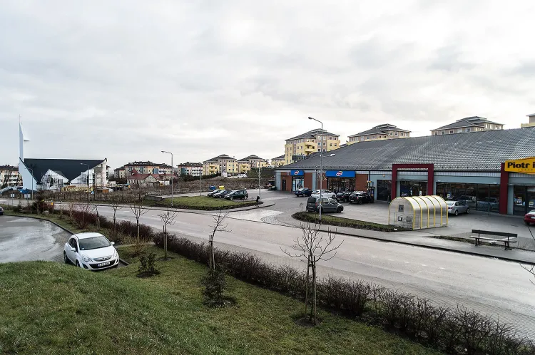 Wcześniej na byłej kościelnej działce powstał supermarket Piotr i Paweł.