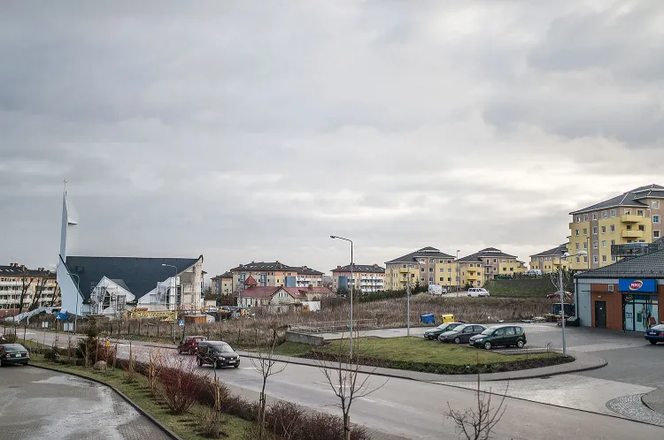 Nowe centrum handlowe znajdzie się między kościołem a supermarketem.