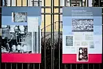 Wystawa "Uczcie się polskiego. Solidarność, NRD i Stasi" na ogrodzeniu Konsulatu Generalnego Republiki Federalnej Niemiec.