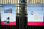 Wystawa "Uczcie się polskiego. Solidarność, NRD i Stasi" na ogrodzeniu Konsulatu Generalnego Republiki Federalnej Niemiec.