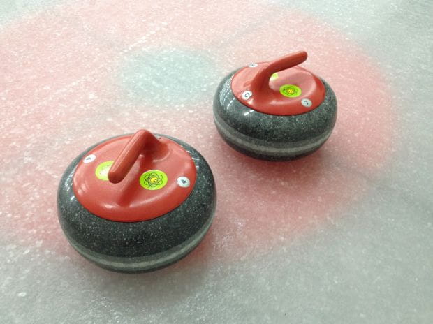 Kamień do gry w curling waży blisko 20kg. 