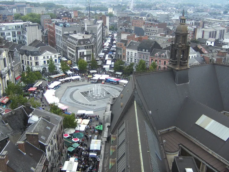 Plac Karola II w historycznym centrum Charleroi.