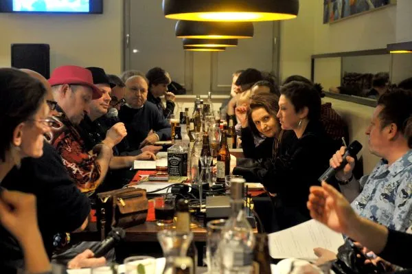 Felietoniści trójmiejskich mediów podczas spotkania, które odbyło się w sopockiej restauracji La Marea.