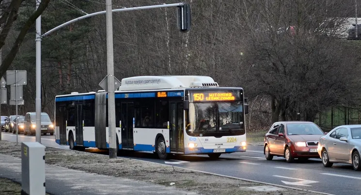 Od poniedziałku włączanie się do ruchu z buspasa na Kieleckiej będzie automatyczne. Umożliwi to sygnalizacja świetlna.