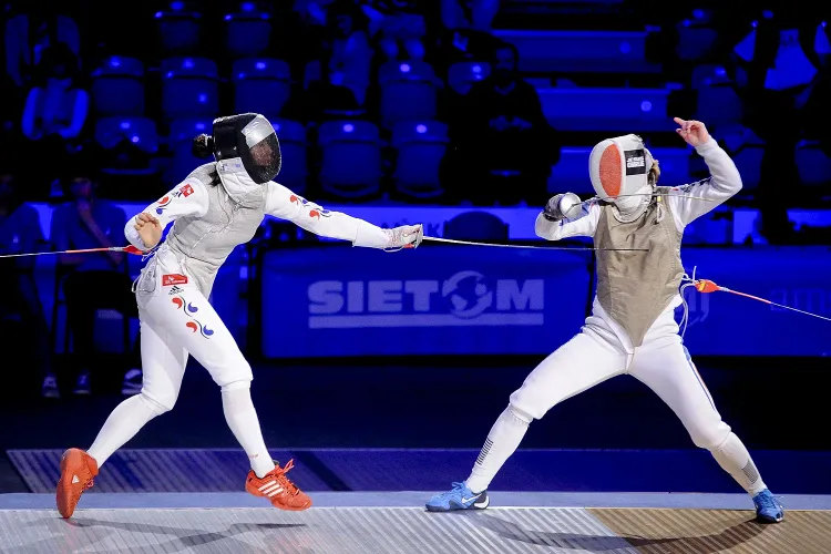 Astrid Guyart (z prawej) po raz drugi w karierze wygrała zawody Pucharu Świata. W Gdańsku była tego blisko już dwa lata temu, gdy zajęła 2. miejsce. 