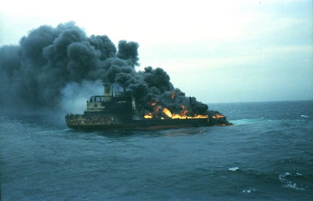 Ponad 25 lat po katastrofie wciąż nie ustalono, dlaczego tankowiec "Athenian Venture" przełamał się i wybuchł na nim pożar.