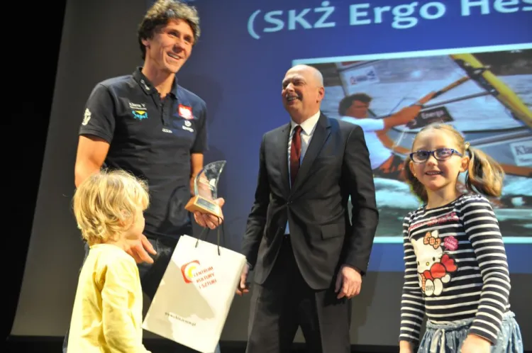 Przemysław Miarczyński w towarzystwie dzieci odebrał tytuł Pomorskiego Żeglarza Roku 2014 oraz "Kryształowy Żagiel".