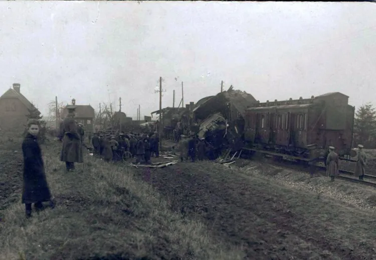 Wydobywanie ciał i ich identyfikacja po katastrofie pod Malborkiem 22 listopada 1920 r.