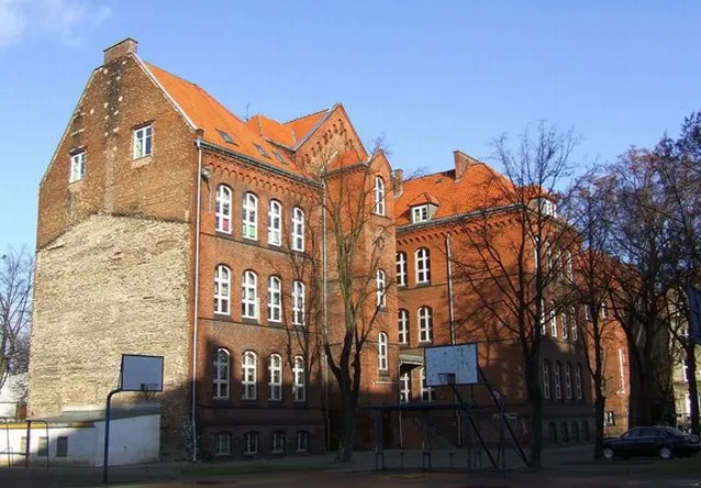 Gimnazjum nr 9 przy ul. Śluza 3 w Gdańsku ma zostać zlikwidowane. Jeśli do tego dojdzie uczniowie tej szkoły przeniesieni zostaną do Gimnazjum nr 8 przy ul. Żabi Kruk.