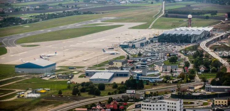 Port lotniczy w Gdańsku. W tym roku zakończą się tu dwie ważne inwestycje: rozbudowa terminala pasażerskiego i podniesienie systemu wspomagającego lądowanie w trudnych warunkach do poziomu II.