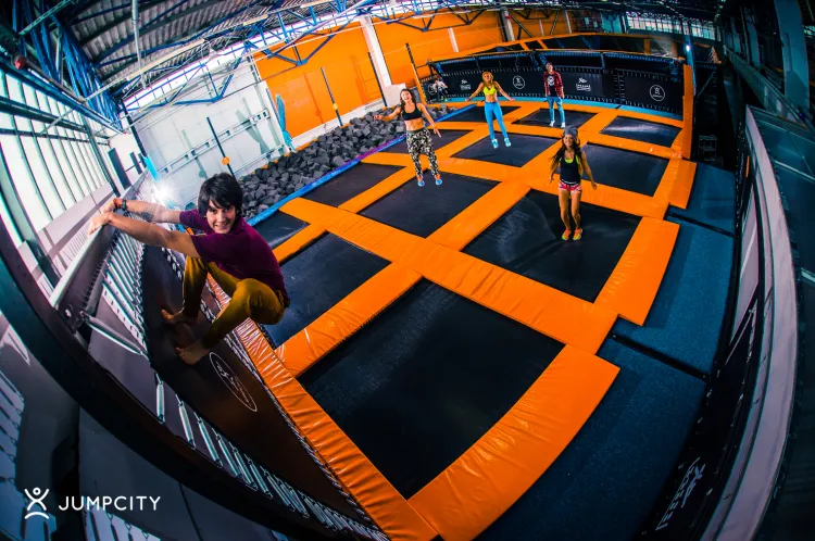 W hali Jumpcity znajduje się ponad dwa tysiące metrów kwadratowych trampolin oraz basen z gąbkami.