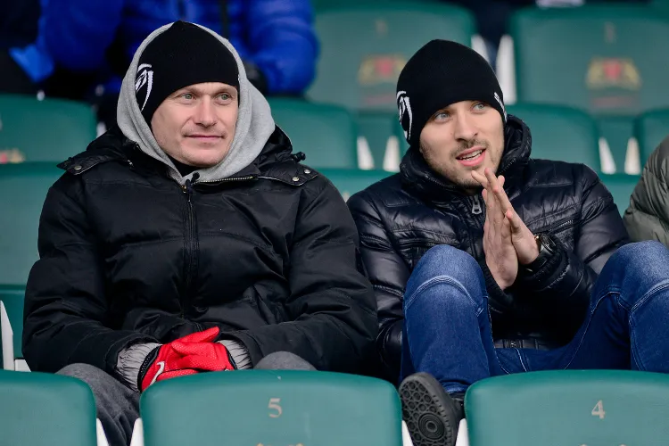 Sebastian Mila (z lewej) i Maciej Makuszewski sobotni sparing Lechii oglądali z trybun. Szkoleniowiec nie chciał ryzykować, by na grząskiej murawie pogłębiły się urazy piłkarzy, którzy ostatnio zmagali się z kontuzjami.