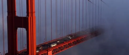 Most Golden Gate w San Francisco - główny bohater filmu, o miejscu w którym dochodzi do największej ilości samobójstw na świecie. 
