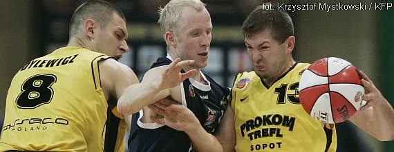 Aleksander Kudriawcew, najskuteczniejszy w derby Pomorza koszykarz przyjezdnych, w pojedynku z Filipem Dylewiczem i Donatasem Slaniną. 