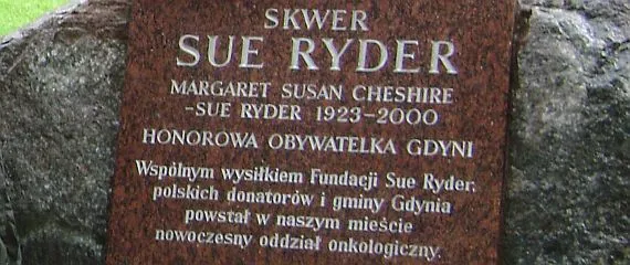 Na uroczystość odsłonięcia kamienia pamiątkowego i otwarcia Skweru Sue Ryder przybyło wielu gdynian wdzięcznych Lady of Warsaw za jej działalność.  