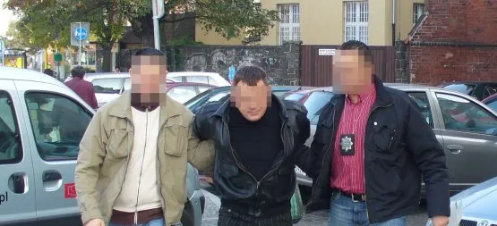 Policjanci powadzą zatrzymanego Sławomira J. na przesłuchanie do gdańskiej prokuratury.
