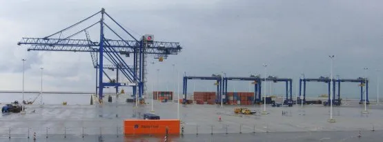 Do terminalu DCT mogą wpływać statki nawet z 13 tysiącami kontenerów na pokładzie.